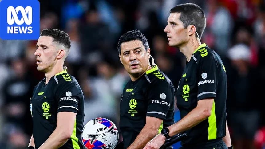 Trois arbitres discutant lors d'un match de football