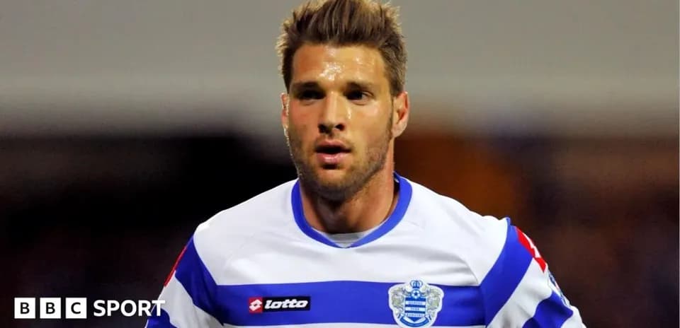 Joueur de QPR en maillot rayé lors d'un match