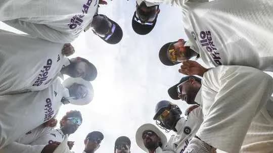 Joueurs de cricket en cercle avant le match