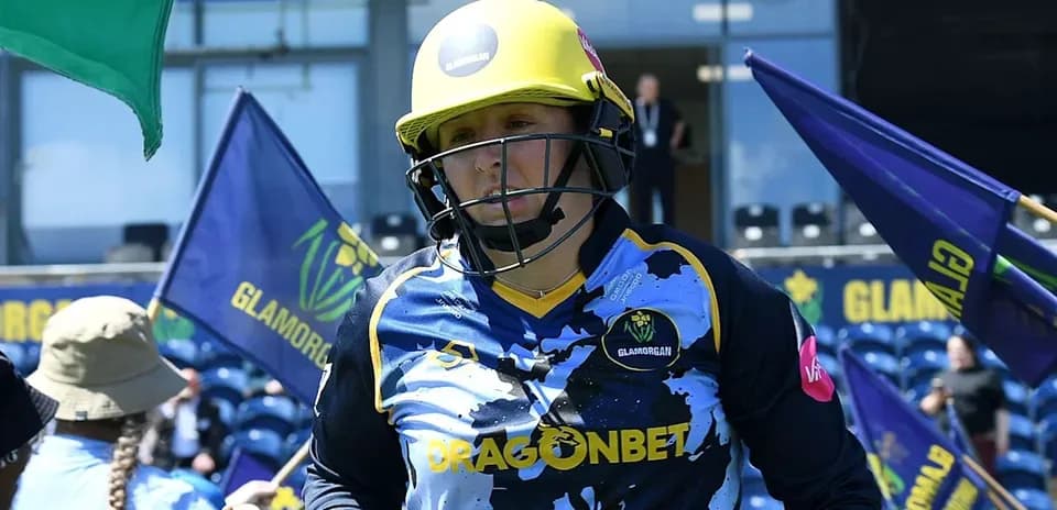 Joueuse de Glamorgan entrant sur le terrain avec des drapeaux