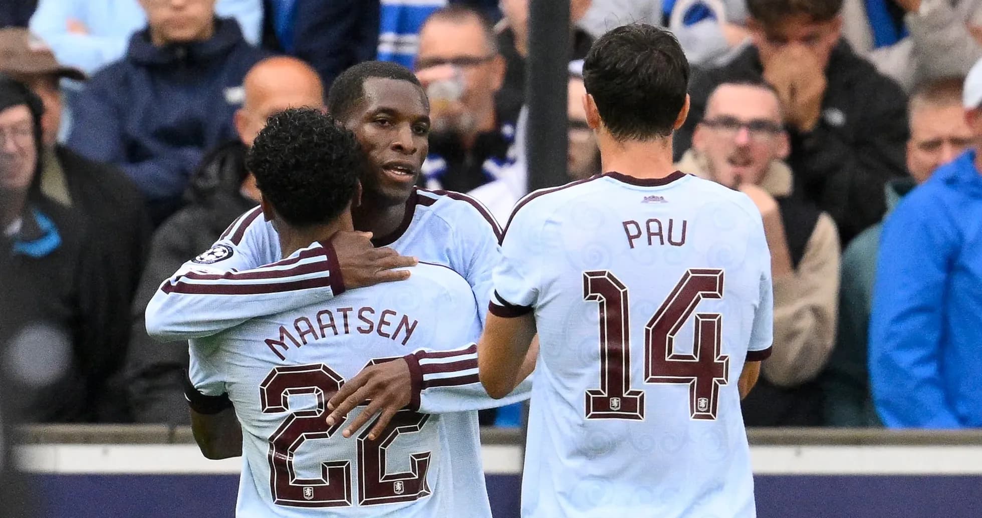 Joueurs célébrant un but sur le terrain