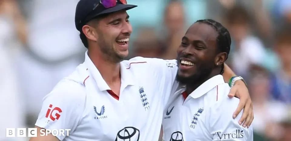 Deux joueurs de cricket anglais célébrant ensemble