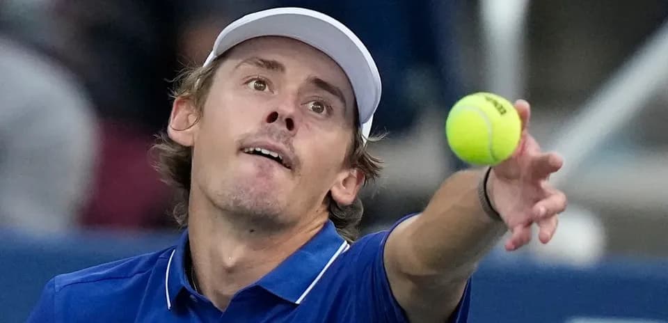 Joueur de tennis servant avec une balle de tennis