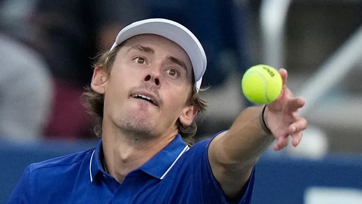 Joueur de tennis servant avec une balle de tennis