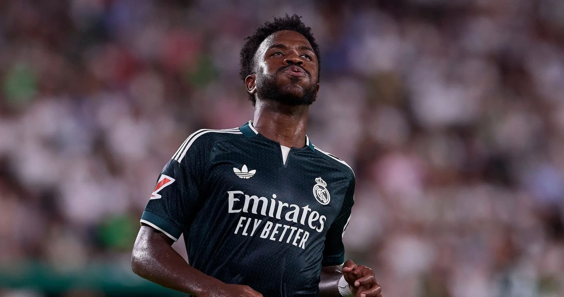 Joueur de Real Madrid en tenue sombre sur le terrain
