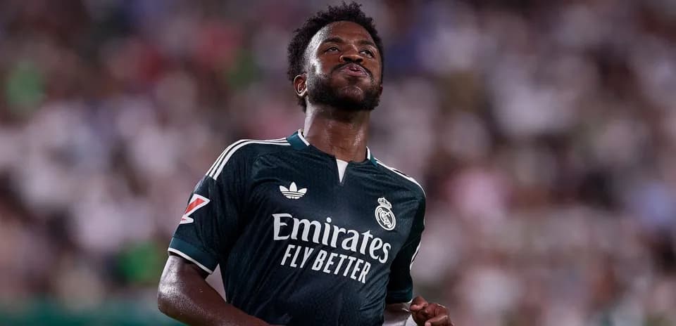 Joueur de Real Madrid en tenue sombre sur le terrain