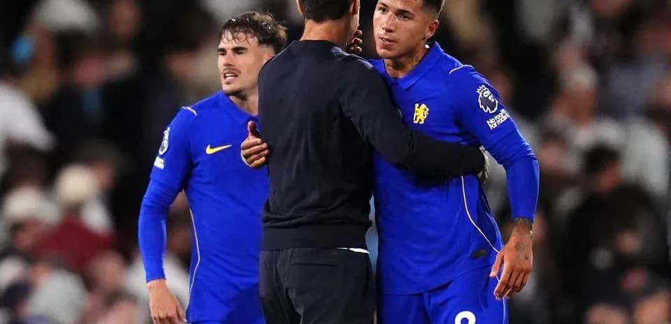 Joueurs de Chelsea félicitant leur entraîneur après le match