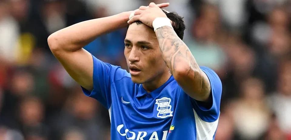 Joueur de Birmingham City tenant sa tête en signe de frustration