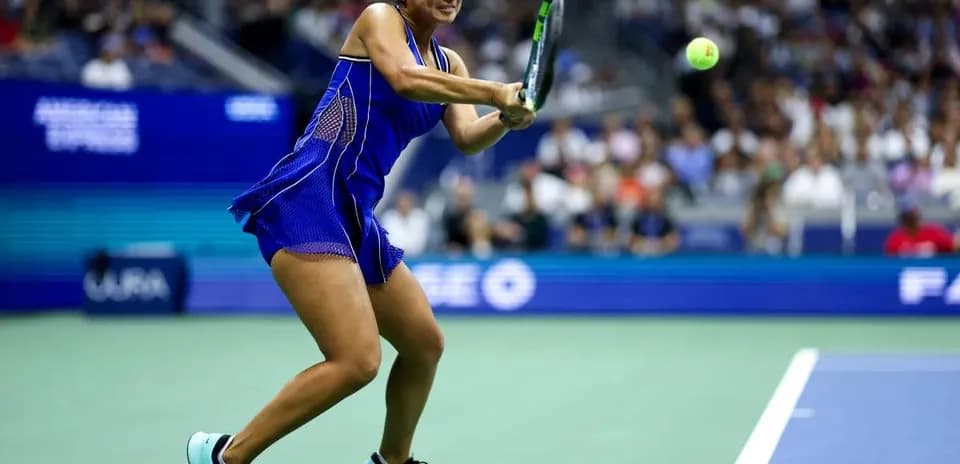 Joueuse frappant la balle lors d'un match de tennis