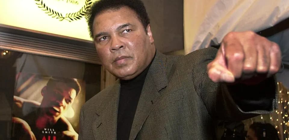 Homme faisant un geste de boxe avec le poing