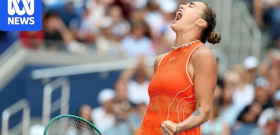 Joueuse de tennis célébrant un point gagné