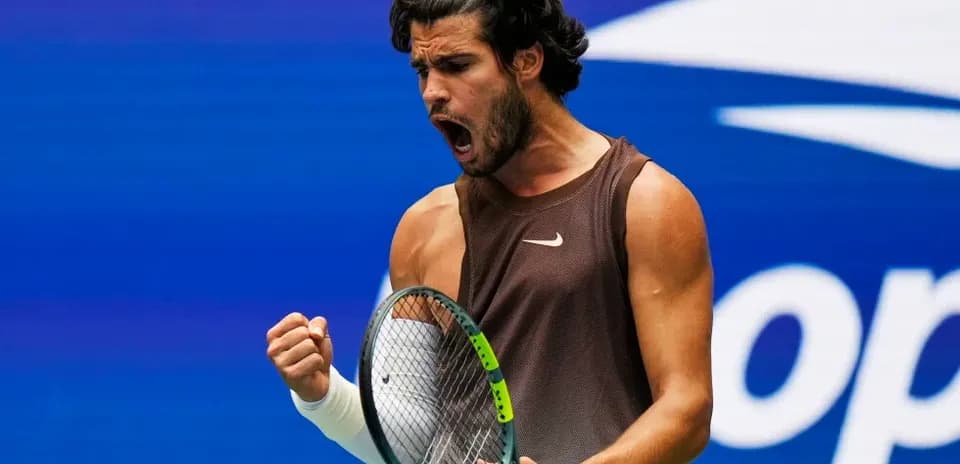 Joueur de tennis célébrant après un point gagné