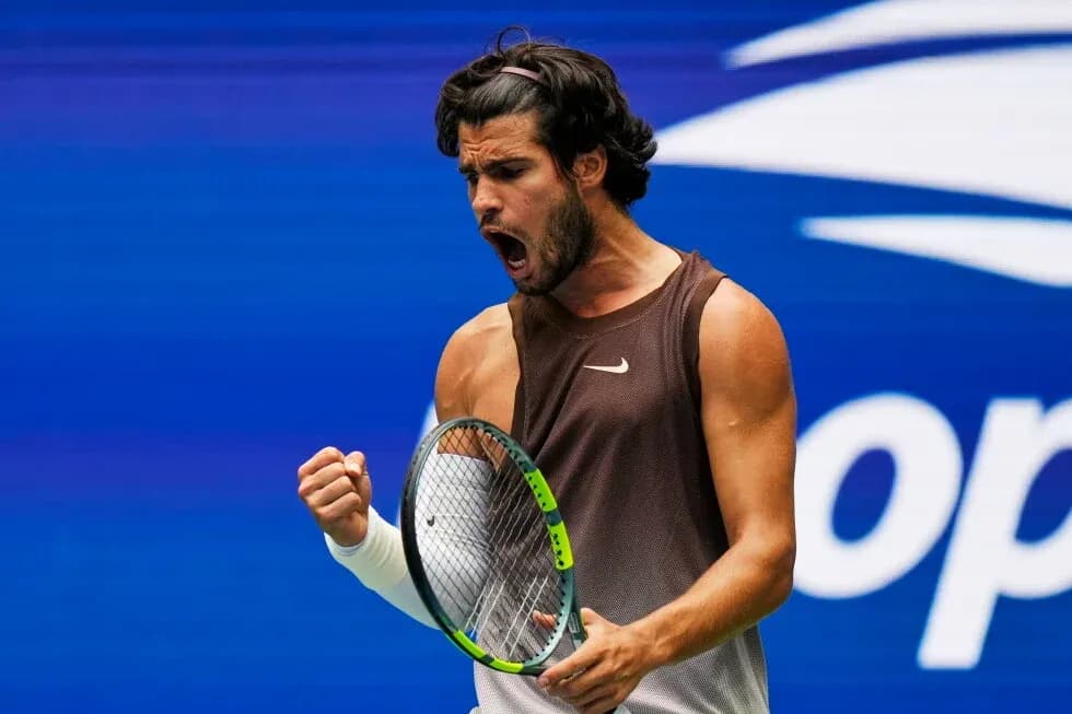 Joueur de tennis célébrant après un point gagné