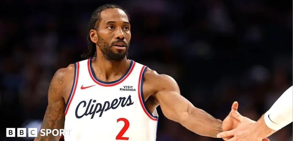 Kawhi Leonard passant la main à un coéquipier