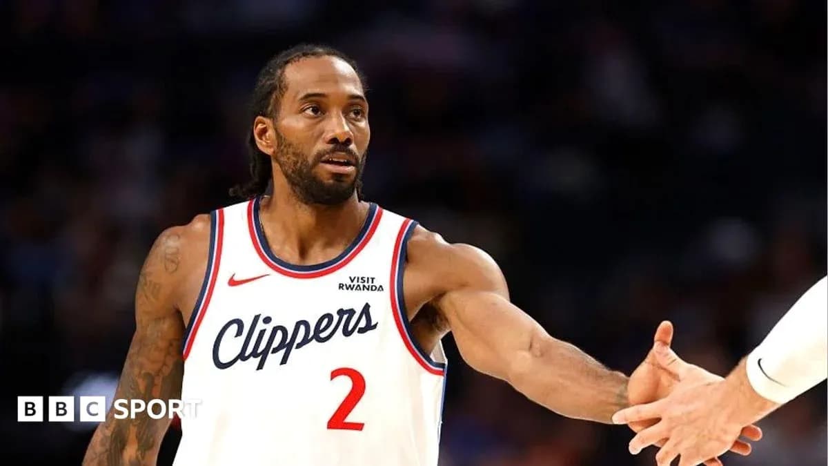 Kawhi Leonard passant la main à un coéquipier