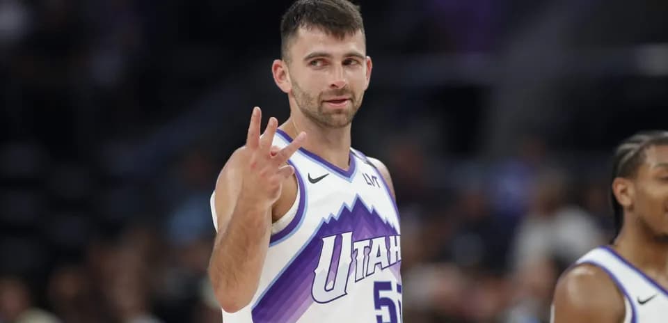 Joueur de basketball montrant trois avec sa main