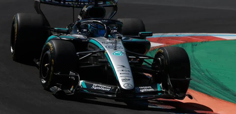 Voiture de F1 Mercedes en virage sur circuit