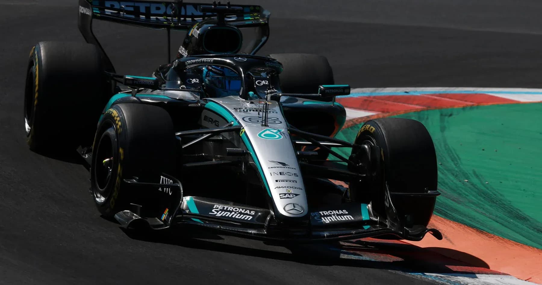 Voiture de F1 Mercedes en virage sur circuit