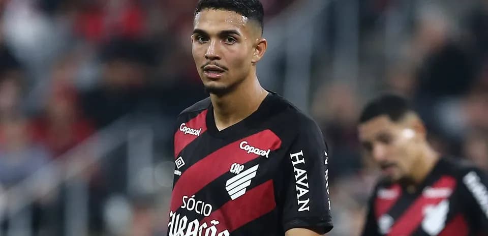 Joueur en maillot rouge et noir sur le terrain