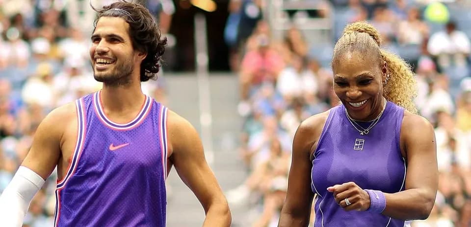 Deux joueurs de tennis souriant sur le court