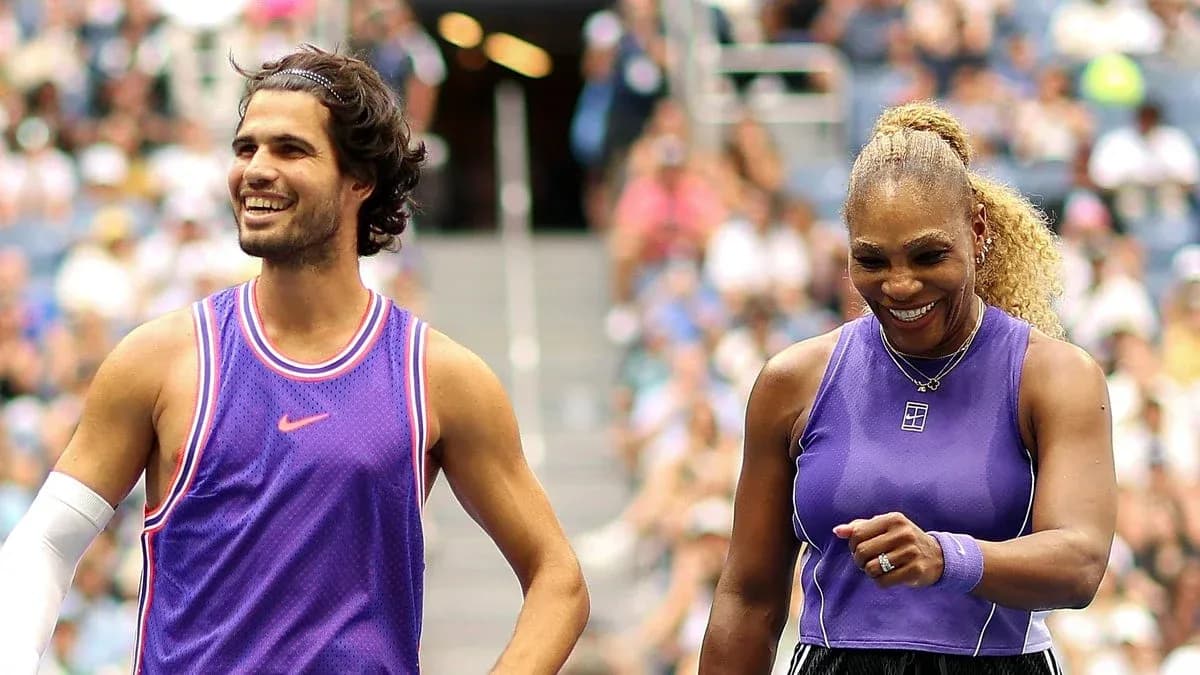 Deux joueurs de tennis souriant sur le court