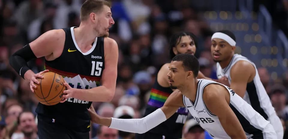 Joueur dribblant le ballon pendant un match de basket
