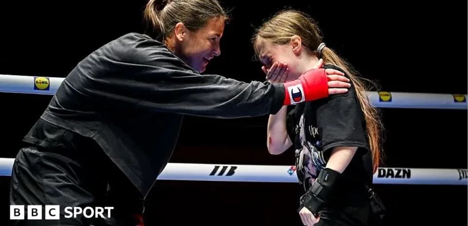 Boxeuse entraînant une jeune fille sur le ring