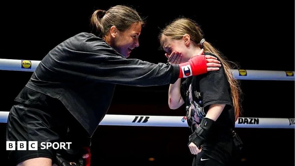 Boxeuse entraînant une jeune fille sur le ring