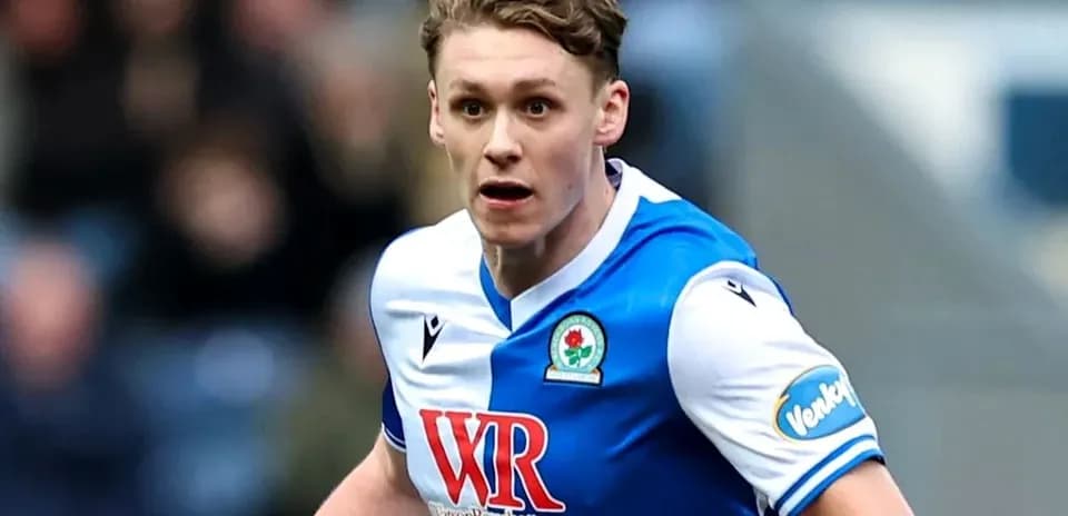 Joueur de Blackburn Rovers courant sur le terrain