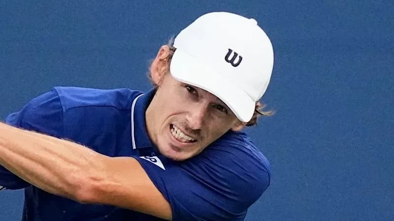 Joueur de tennis frappant la balle sur le court