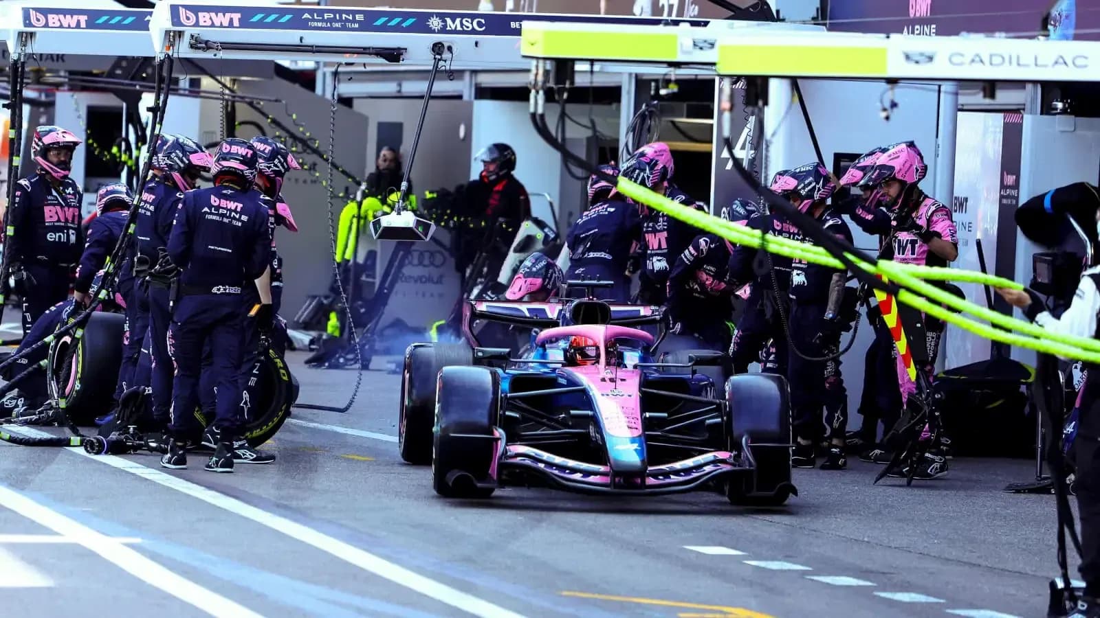 Équipe Alpine effectuant un arrêt au stand en course