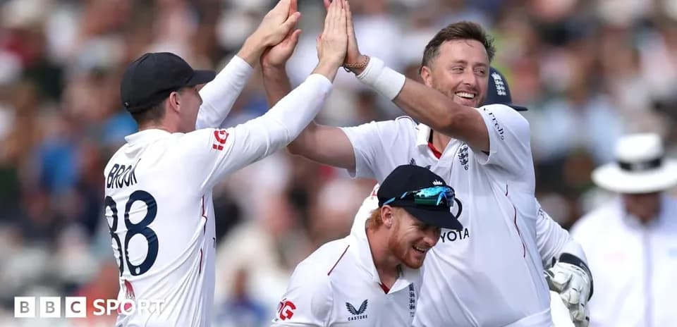 Joueurs anglais célébrant un wicket lors du match