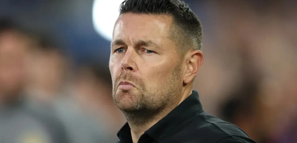Entraîneur observant le match depuis la touche