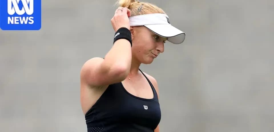 Joueuse de tennis se tenant la tête sur le court