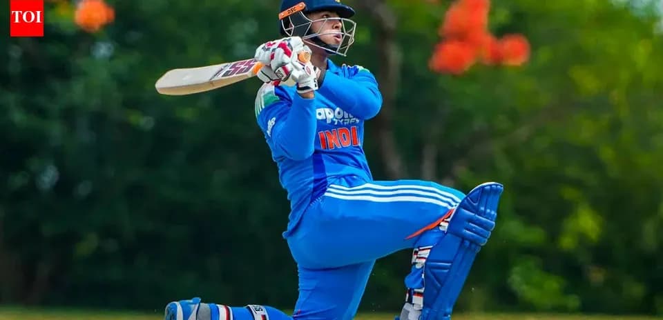 Joueur de cricket frappant la balle au practice