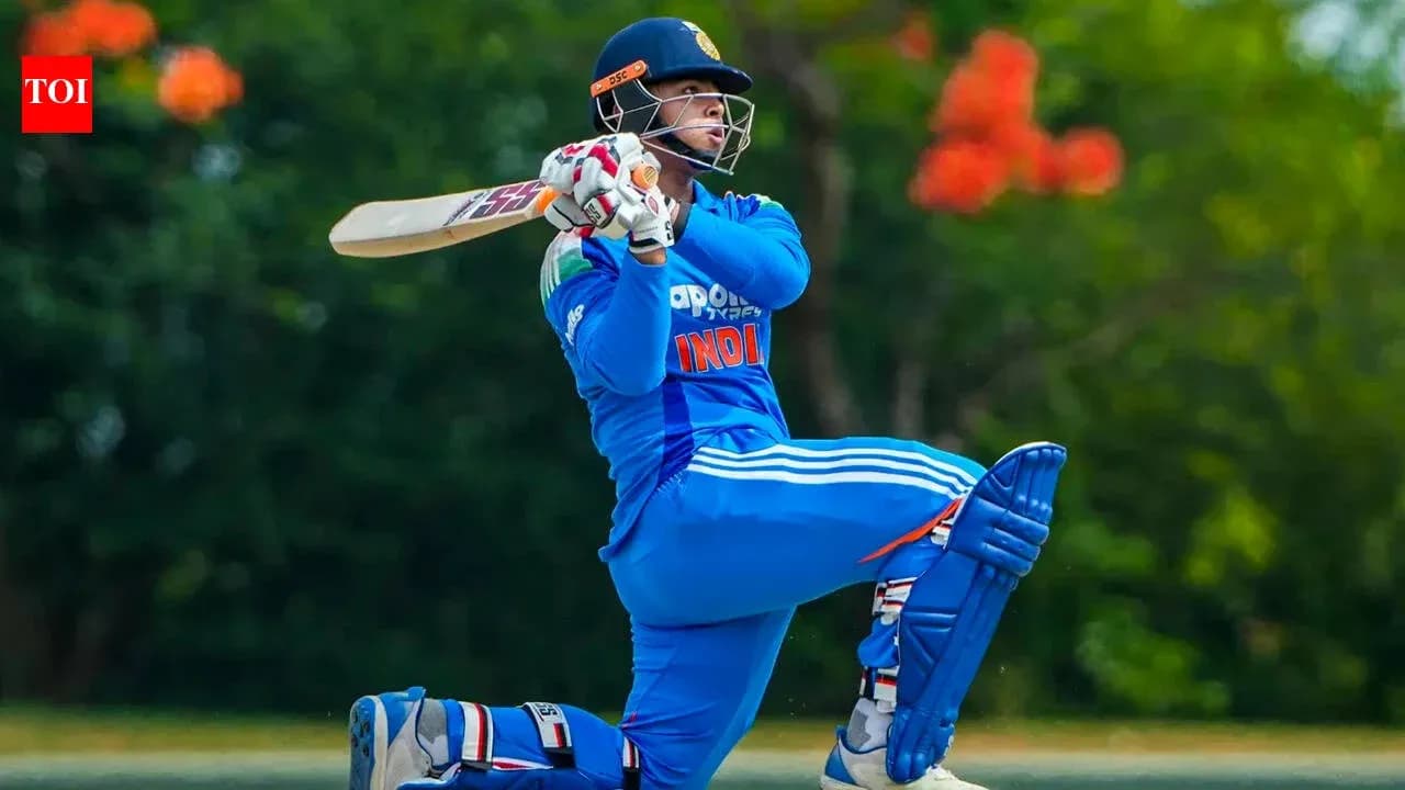 Joueur de cricket frappant la balle au practice