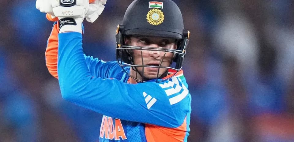 Joueur de cricket indien prêt à frapper la balle