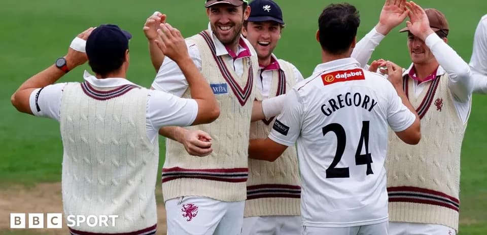 Équipe de cricket célébrant un wicket sur le terrain