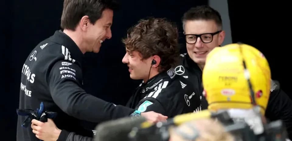 Équipe Mercedes célébrant un succès avec un pilote