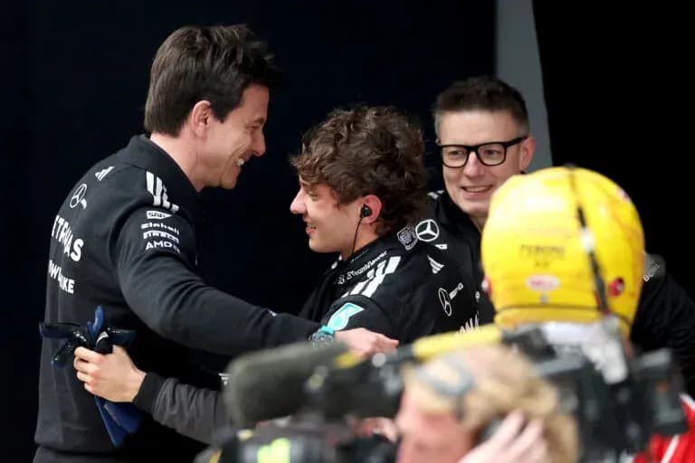 Équipe Mercedes célébrant un succès avec un pilote