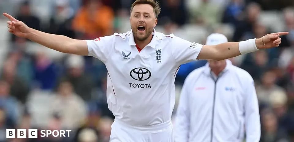 Joueur de cricket anglais célébrant une prise