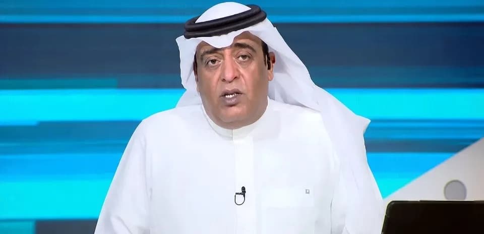 Présentateur de télévision parlant dans un studio