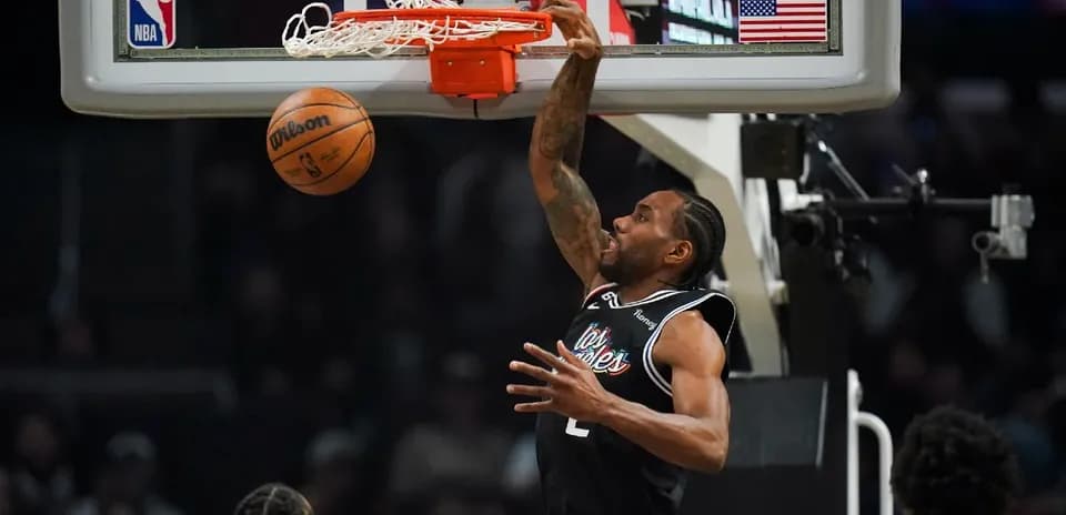 Kawhi Leonard dunking during NBA game