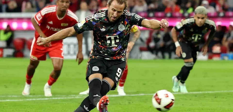 Joueur tirant un penalty lors d'un match