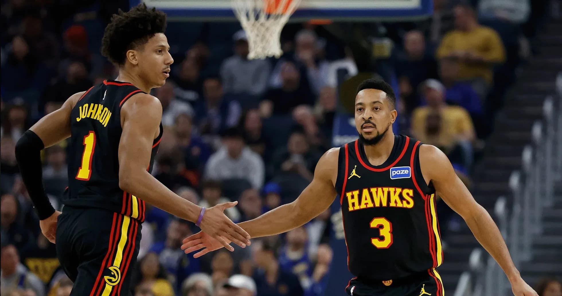 Joueurs des Hawks se félicitant lors d'un match