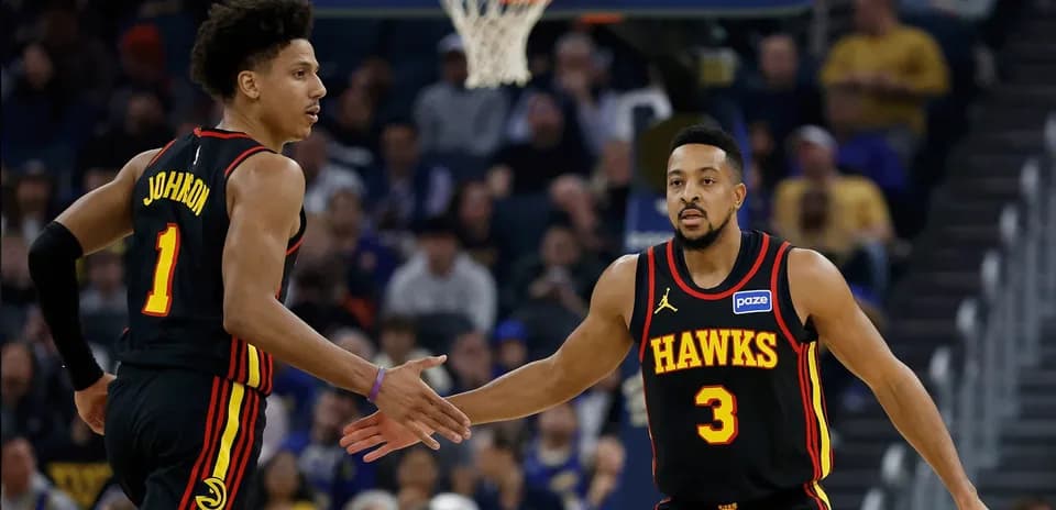 Joueurs des Hawks se félicitant lors d'un match