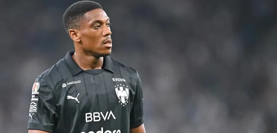 Joueur en maillot noir de Monterrey sur le terrain