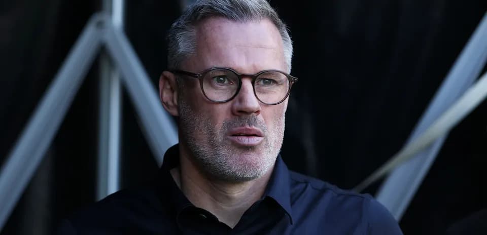 Homme avec lunettes et barbe, regard sérieux