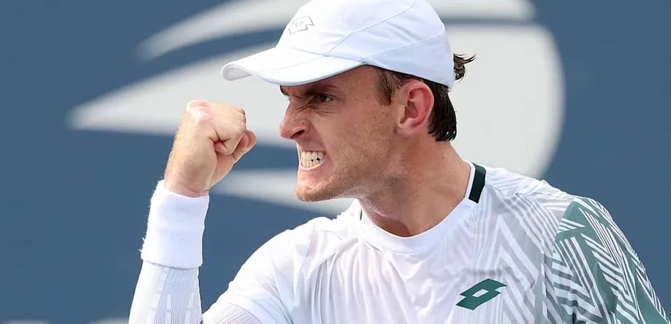 Joueur de tennis célébrant avec un poing serré