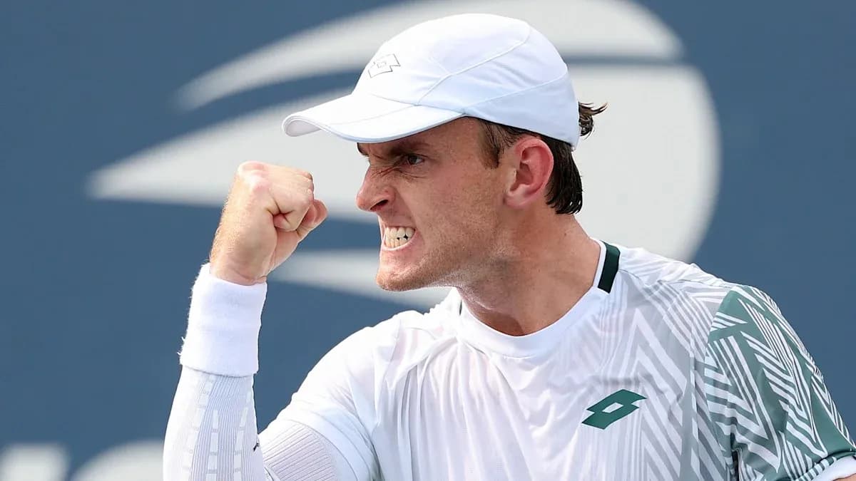 Joueur de tennis célébrant avec un poing serré